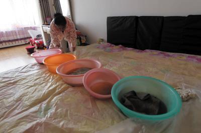 江北楼上漏水，住户失联，小区没物管，业主维权难！律师来支招……